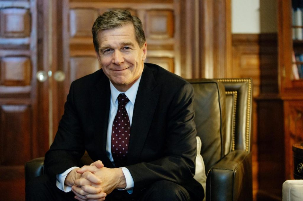 Roy Cooper: Dari Gubernur North Carolina Menuju Wakil Presiden?