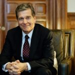 Roy Cooper: Dari Gubernur North Carolina Menuju Wakil Presiden?