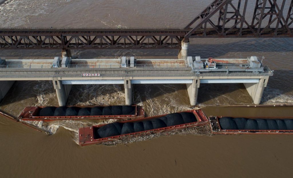 Pria Cedera dalam Kecelakaan Barge di Sungai Ohio