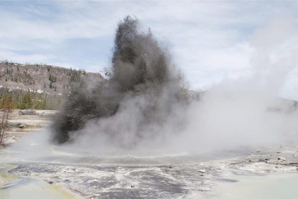 Ledakan Hydrothermal menyebabkan Kerusakan di Area Yellowstone