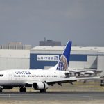 Penerbangan United Airlines Di-divertkan karena "Bahaya Biologis" Akibat Penumpang Sakit