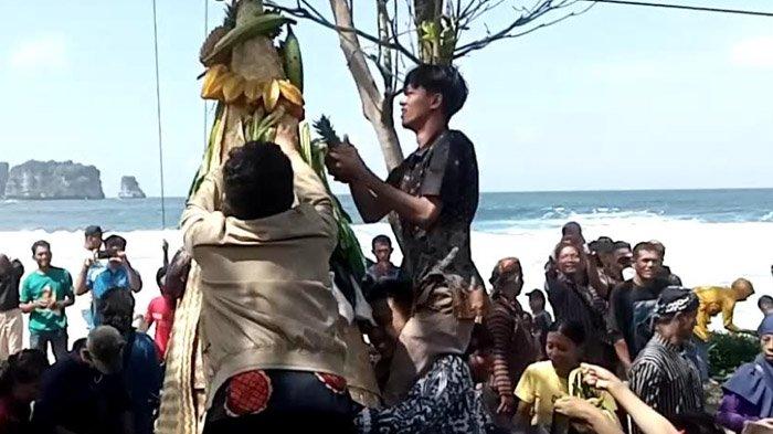 Grebeg Tumpeng di Pantai Sanggar: Ucapan Syukur dan Tradisi yang Menyatukan