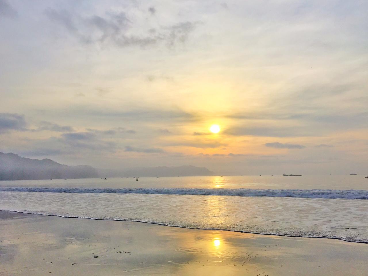 Merenda Waktu di Tebing Pantai Sine: Menikmati Keindahan Samudera Indonesia dari Ketinggian